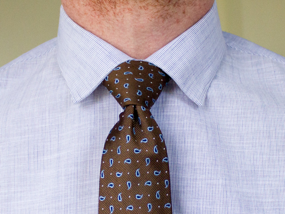 cravate avec la chemise premiere manche
