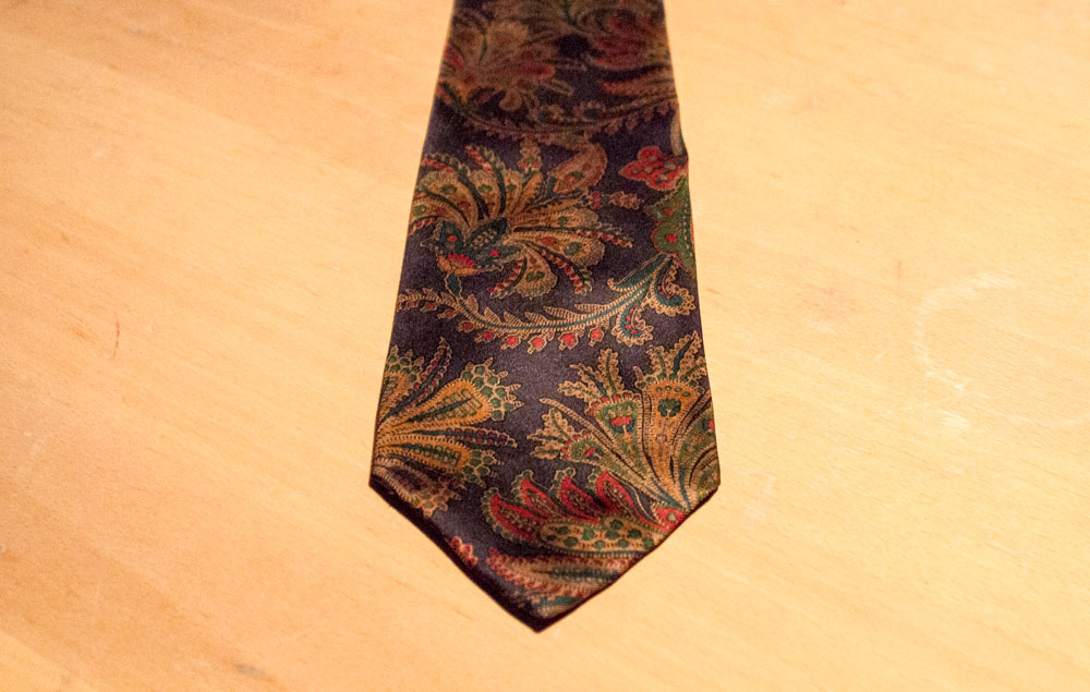 Une cravate en soire Sambrook Witting à motif paisley