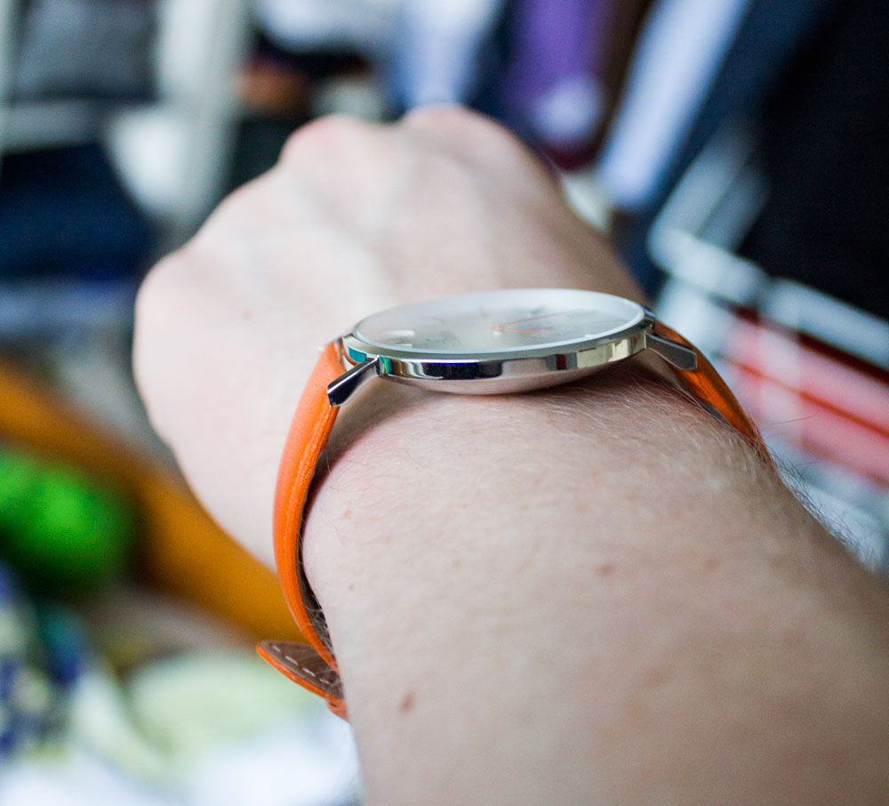 Montre Auctor modeuse orange de coté