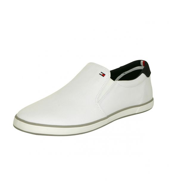 Sneaker slip-on pour le costume en blanc par Tommy Hilfiger!
