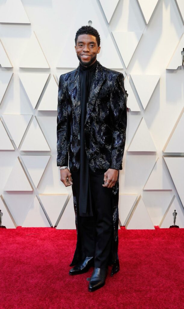 Chadwick Boseman avec une sorte de mix entre un vieux smoking et une tenue africaine de dictateur. J'adore!