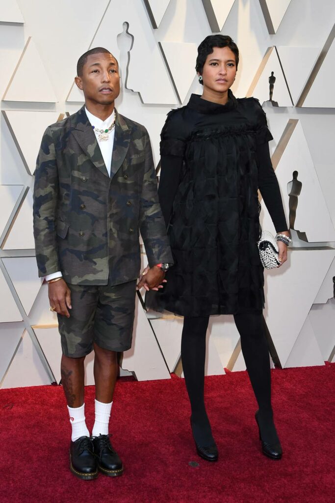 Pharrell Wilians dans un costard camouflage avec des shorts.